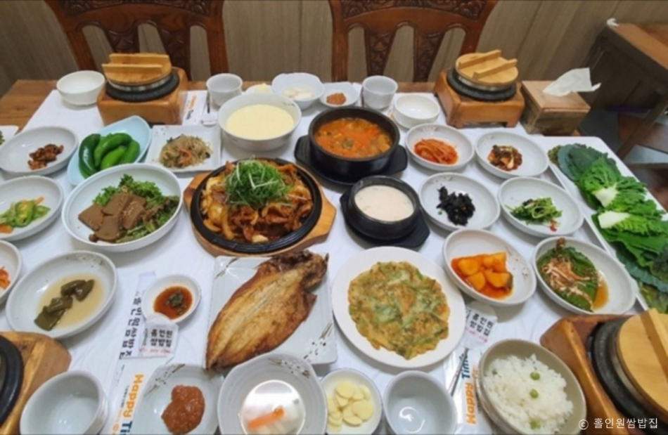 홀인원 쌈밥집은 여주시가 지정한 여주 쌀밥 전문식당으로 쌈밥 정식이 인기다. @ 한국관광콘텐츠랩 출처