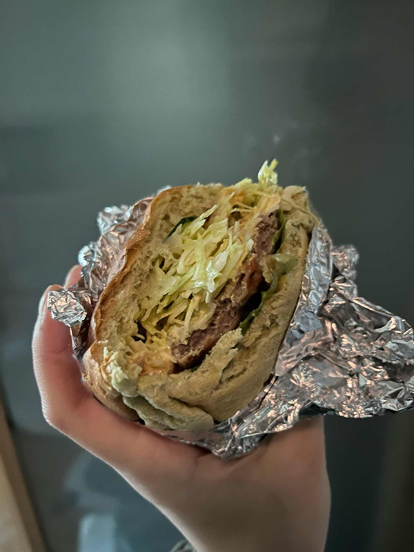 ‘클로렐라베이커리’의 단연 인기 메뉴는 햄, 양배추, 케첩, 마요네즈가 소박하게 들어간 옛날식 수제 햄버거이다.ⓒ 경기관광공사