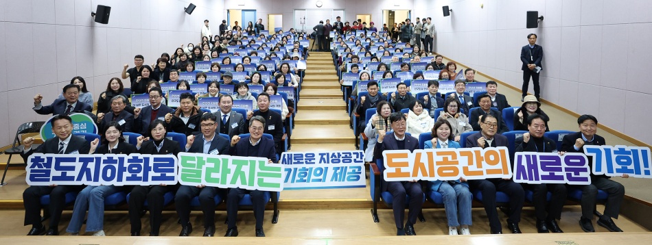 김동연 경기도지사는 11일 ‘안산선 지하화 통합개발사업’ 주민 간담회에 참석해 주민들과 소통했다. ⓒ 경기도청