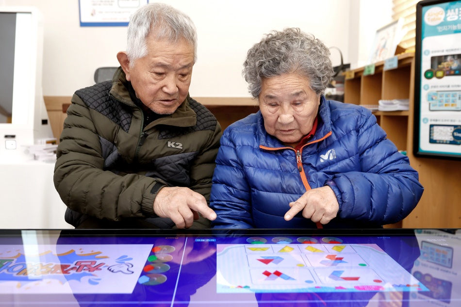 경기도는 지난해부터 AI 사랑방처럼 인공지능 기술을 활용한 다양한 노인 돌봄 사업을 추진하고 있다. ⓒ 경기도청