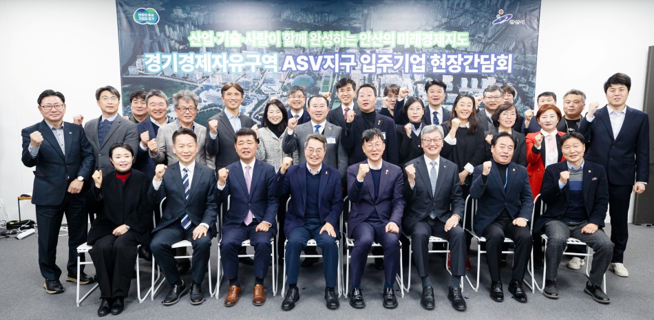김동연 경기도지사는 11일 이민근 안산시장, 한양대학교 관계자, 경기테크노파크, 생산기술연구원 등 산·학·연 주요 기관 관계자들과 함께 간담회를 진행했다. ⓒ 경기도청