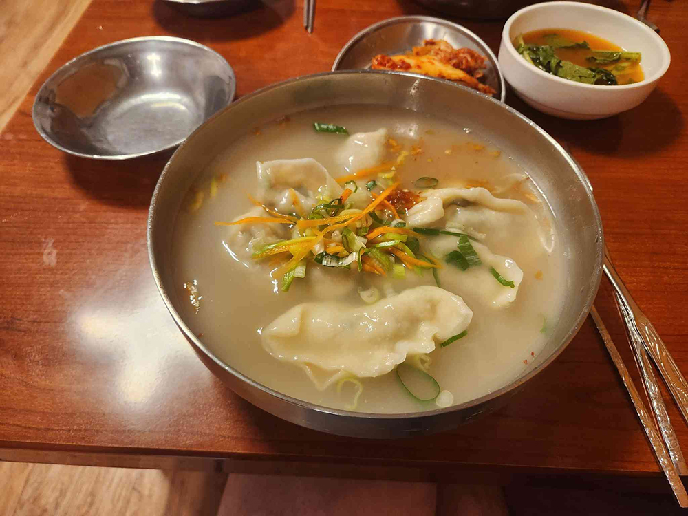  ‘옛진미칼국수’의 시그니처는 단연 큼지막한 손만두가 퐁당 들어간 만두칼국수이다. ⓒ 경기관광공사