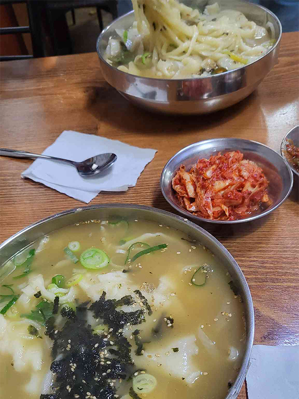 광명전통시장에는 따뜻한 국물로 몸을 녹일 수 있는 손칼국수 전문점 ‘홍두깨칼국수’가 있다. ⓒ 경기관광공사