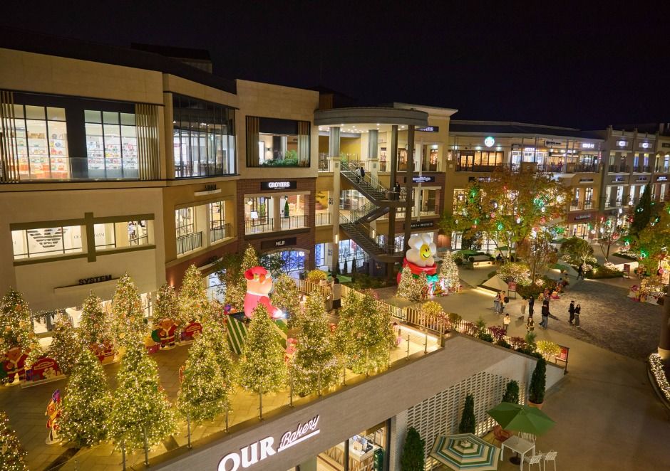 파주 프리미엄 아울렛이 올 겨울을 맞아 빛과 얼음, 눈으로 가득찬 &lsquo;매지컬 프로즌 빌리지&rsquo;로 변신해 사람들읆 맞이하고 있다. 자료사진. @ 한국관광콘텐츠랩 출처