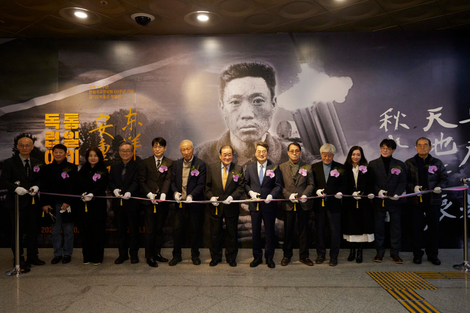 경기도가 광복 80주년을 맞아 국보급 가치를 가진 안중근 의사의 유묵(붓글씨) &lsquo;장탄일성 선조일본(長歎一聲 先弔日本)&rsquo;을 대중에 처음 공개했다. ⓒ 경기도청
