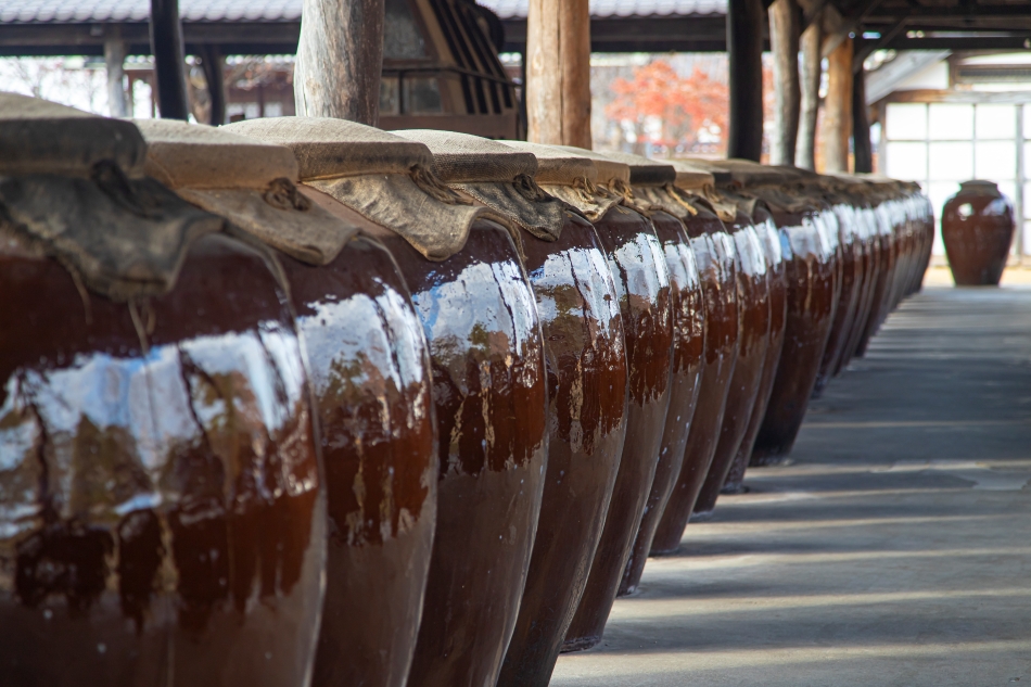 포천 산사원에서는 우리 전통주의 역사와 발전 과정을 살펴볼 수 있는 전시장과 산사원에서 생산되는 다양한 주류들을 맛볼 수 있는 시음장, 항아리 수 백개가 전시된 &lsquo;세월랑&rsquo; 등을 만나볼 수 있다. @ 경기관광공사 출처