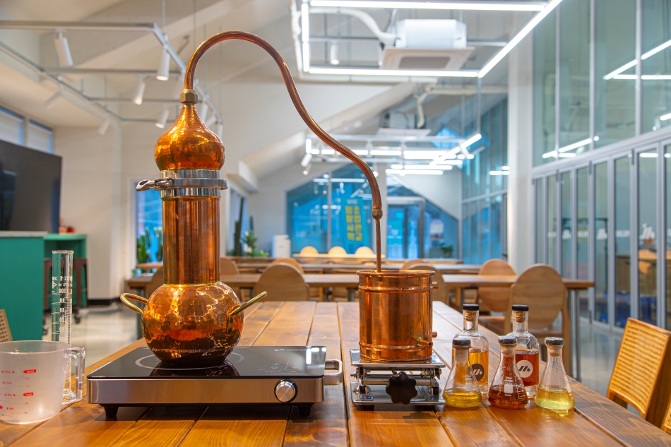 술지움은 잣을 모티브로 한 특색 있는 외관으로 눈길을 끄는 곳으로 고급 카페나 와인바를 연상시키는 분위기에 세련된 공간으로 꾸며져 있으며, 다양한 체험도 가능한 곳이다. @ 경기관광공사 출처