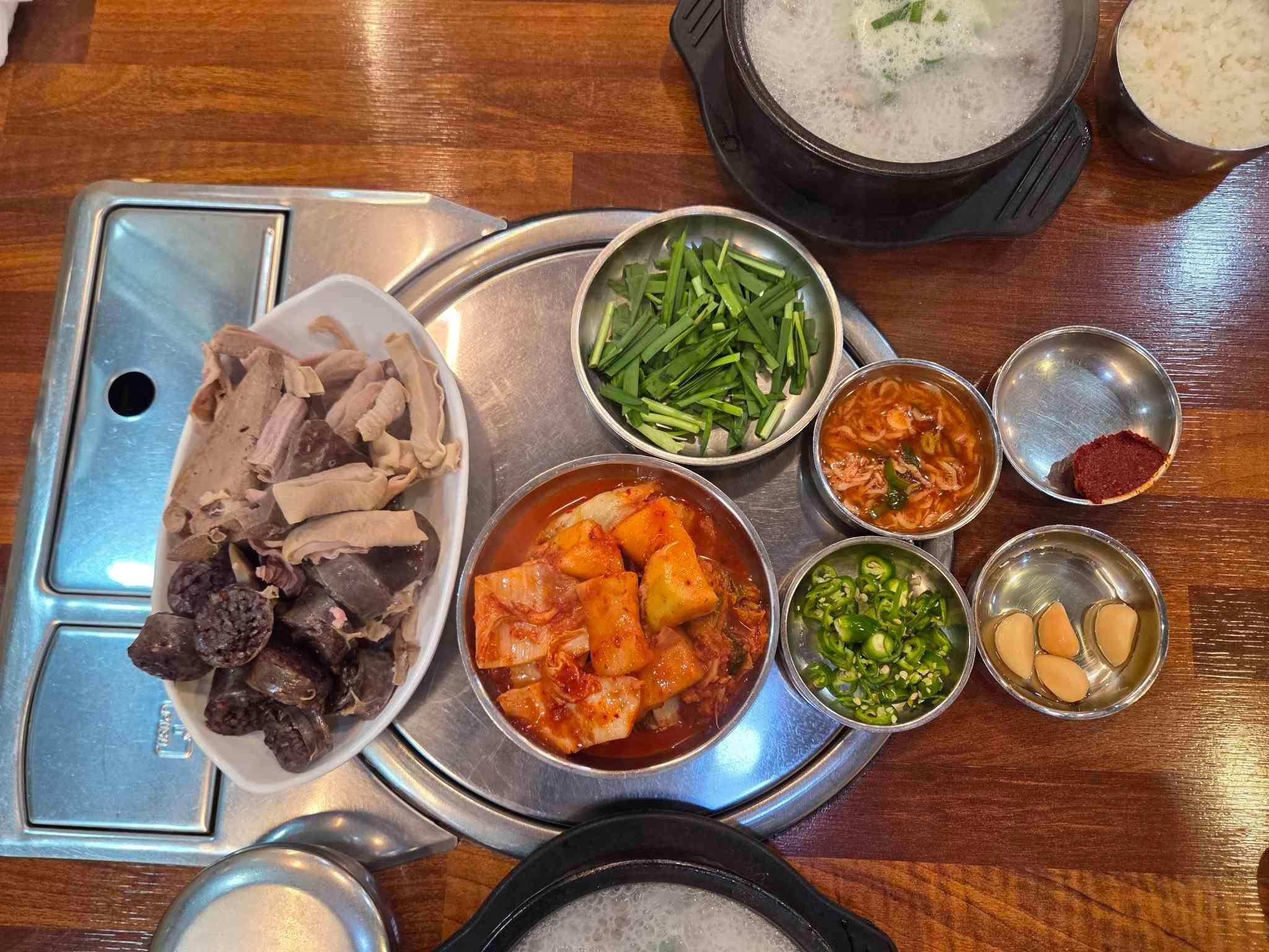 황해식당은 진미식당과 마찬가지로 통복시장에서 현지인들의 사랑을 받고 있는 순대국 맛집이다. @ 경기관광포털 출처