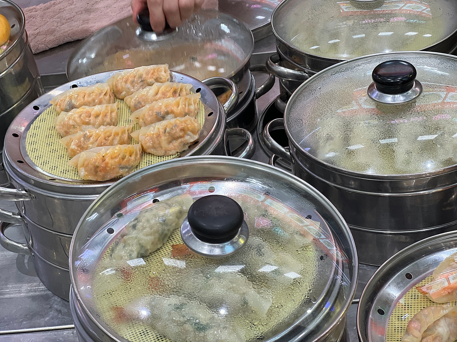 나완석 왕만두는 만두하면 손꼽히는 맛집으로 여러 매체에도 소개돼 줄을 서서 주문하는 것은 물론 택배 주문도 많은 곳이다. @ 평택시청 공식 블로그 출처