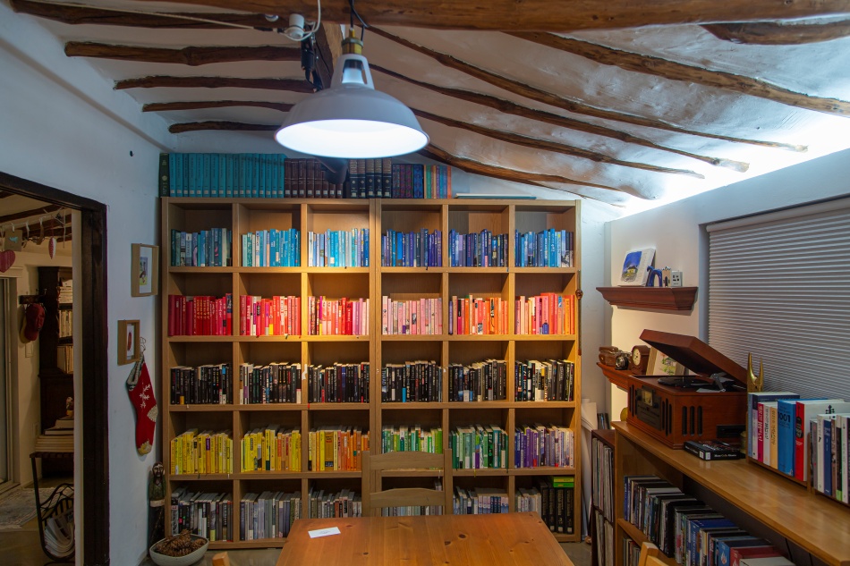 &lsquo;안성 살구나무책방&rsquo;은 허물어져 가던 폐가를 동네 책방으로 재탄생시킨 공간이다. ⓒ경기관광공사