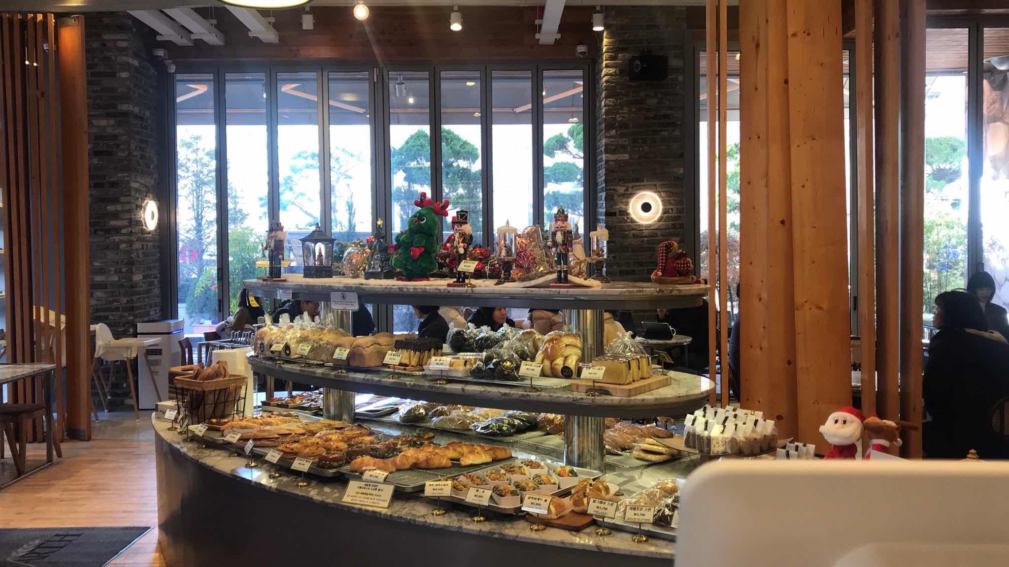 프롬더어스는 매장에서 직접 로스팅한 커피와 직접 만든 베이커리를 즐길 수 있는 곳이다. @ 경기관광공사 출처