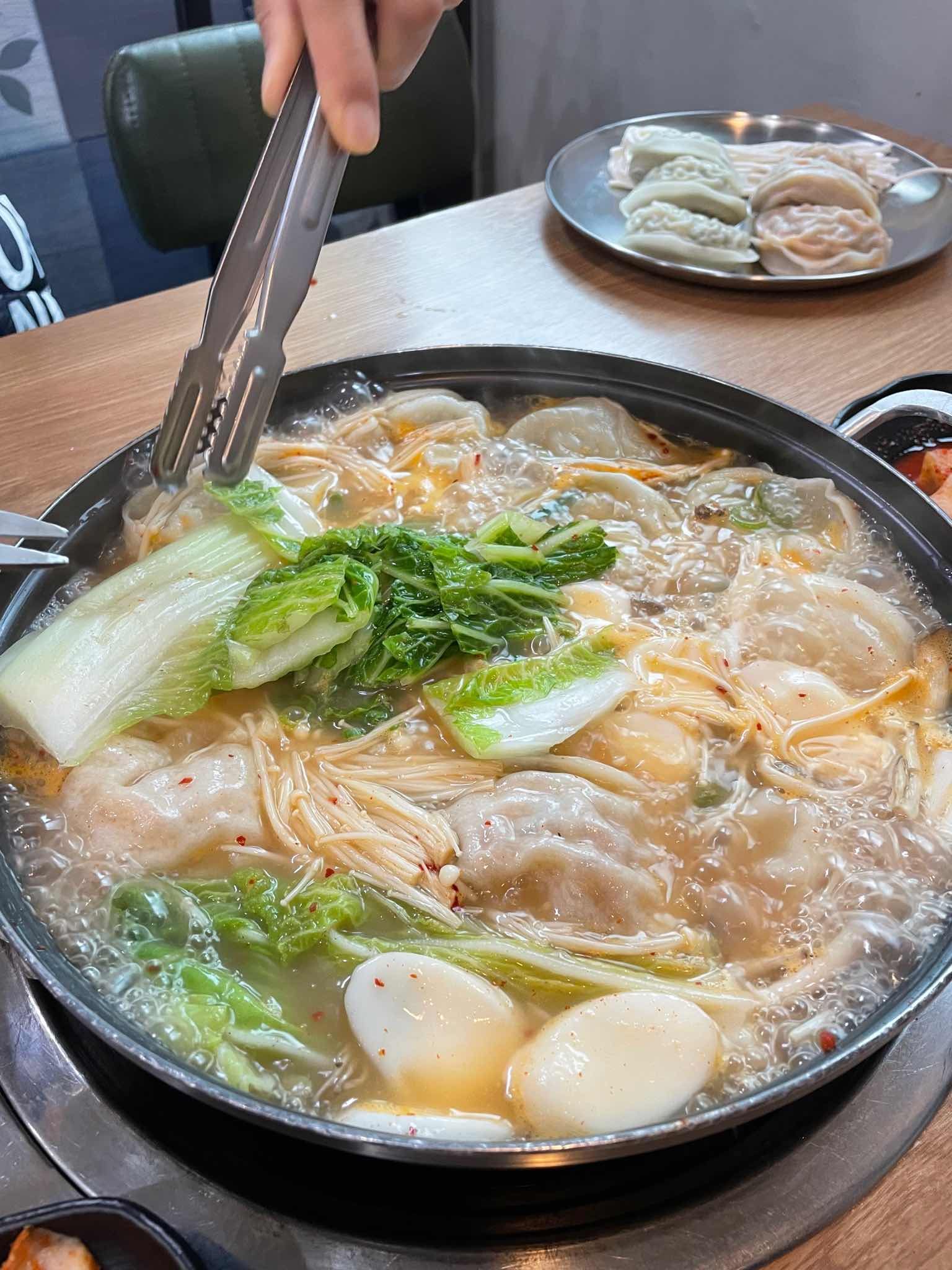 명가만두는 만두 맛집으로 소문난 곳으로 약 20년의 세월동안 손수 만들어 낸 만두를 맛보러 오는 사람들로 매번 문전성시를 이루는 곳이기도 하다. @ 경기관광포털 출처