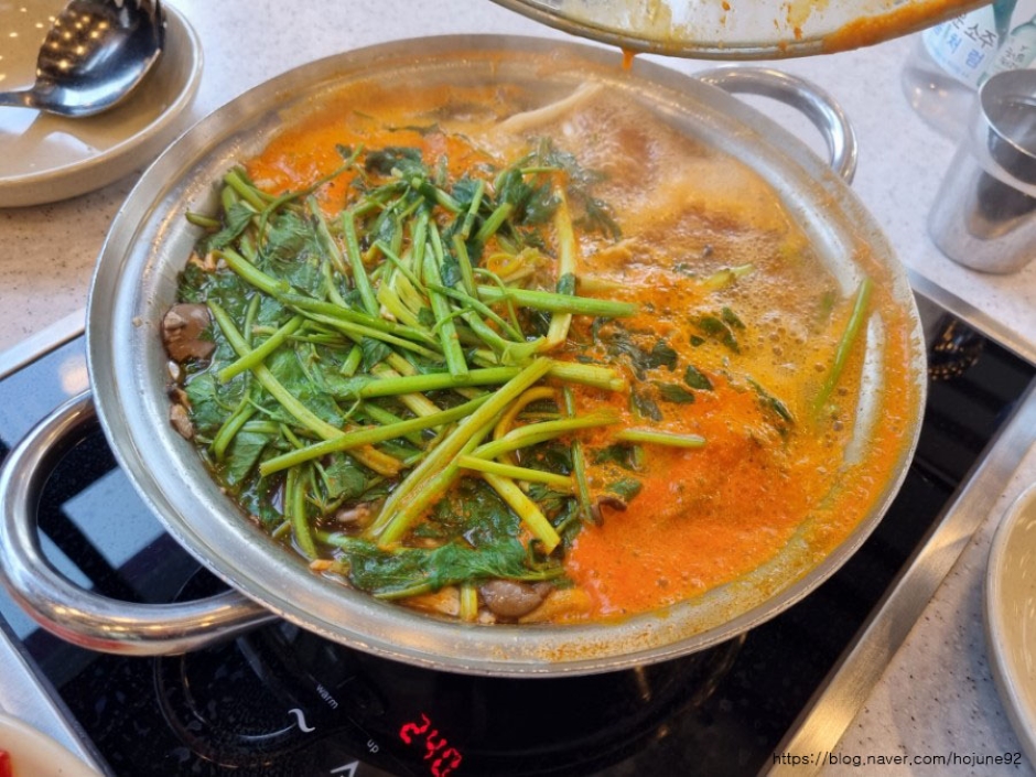 봉덕칼국수는 직접 반죽하여 칼국수면을 만드는 칼국수 전문점으로 2002년부터 한결같은 맛을 자랑하는 곳이다. @ 한국관광콘텐츠랩 출처