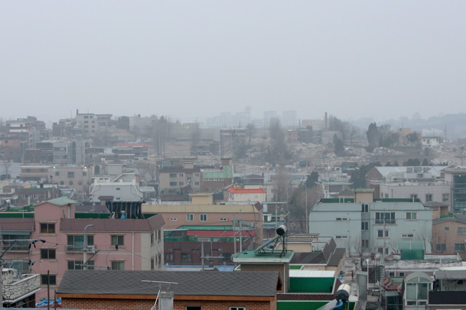 미세먼지 농도가 높은 날에는 되도록 외출을 피하고, 불가피하게 외출해야 한다면 보건용 마스크를 착용해야 한다. ⓒ경기도청