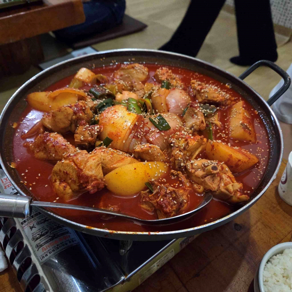 꽃피면달이생각나고는 옛 여인숙을 개조한 정겨운 분위기의 주점으로 닭볶음탕과 해물파전이 인기 메뉴다. @ 경기관광포털 출처