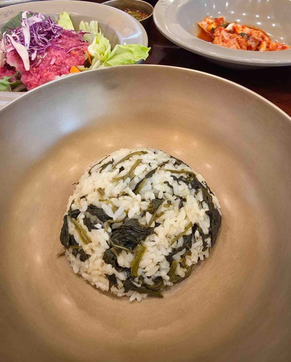 곤드레밥집은 자연의 밥상을 느껴볼 수 있는 곳으로 생곤드레를 넣은 곤드레밥을 맛볼 수 있는 곳이다. @ 경기관광포털 출처