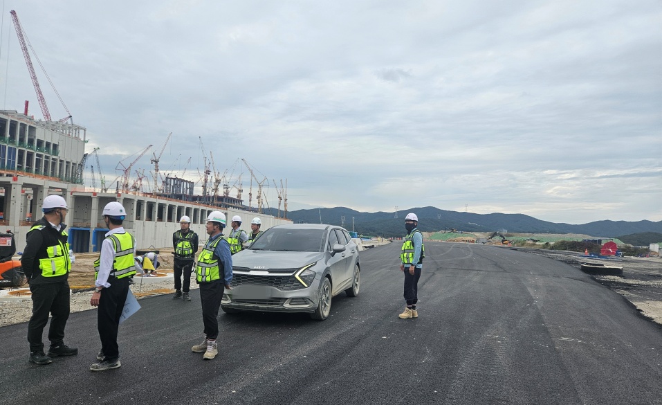 경기도는 SK하이닉스 일반산단의 전력 문제를 해소해 줄 열쇠는 새로 건설하는 ‘지방도 318호선’에 주목했다. 사진은 지난해 10월 말 임시 개통한 용인 반도체 산단 도로 모습.