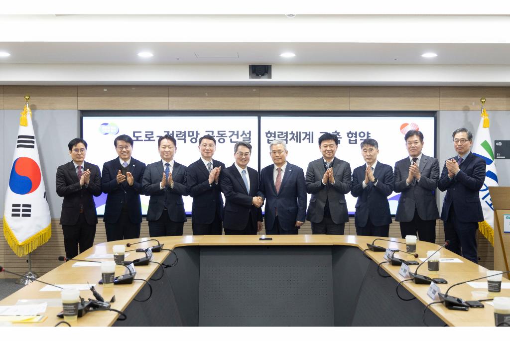 김동연 경기도지사와 김동철 한국전력공사 사장은 22일 오후 5시 경기도청 서희홀에서 용인반도체클러스터 전력 문제의 해법이 될 ‘도로-전력망 공동건설 협력체계 구축 협약’을 맺었다. ⓒ 경기도청