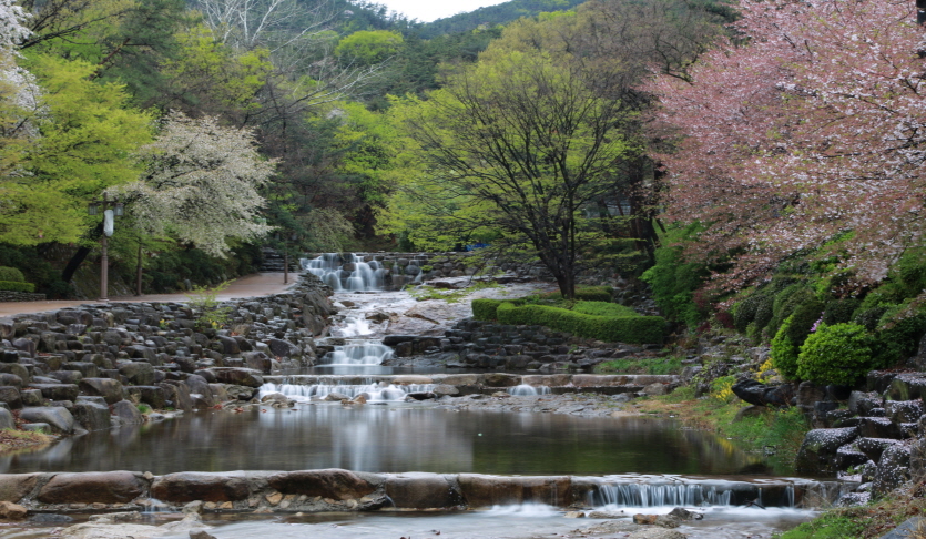 경기도 오악(五岳)의 하나인 관악산은 빼어난 기암절벽과 울창함 산림이 어우러진 아름다운 바위산이다.ⓒ 경기관광공사