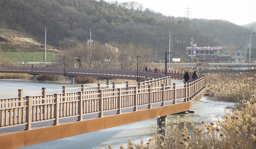 청계산과 백운산이 병풍처럼 감싸안은 백운호수는 경기도의 대표적인 &lsquo;뷰 맛집&rsquo;이다.ⓒ경기관광공사