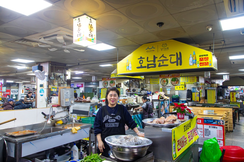 수원 호남순대는 1980년대 중반부터 수원 팔달문 지동시장에서 영업 중인 가게로, 지동시장 순대타운의 터줏대감이다. ⓒ경기관광공사