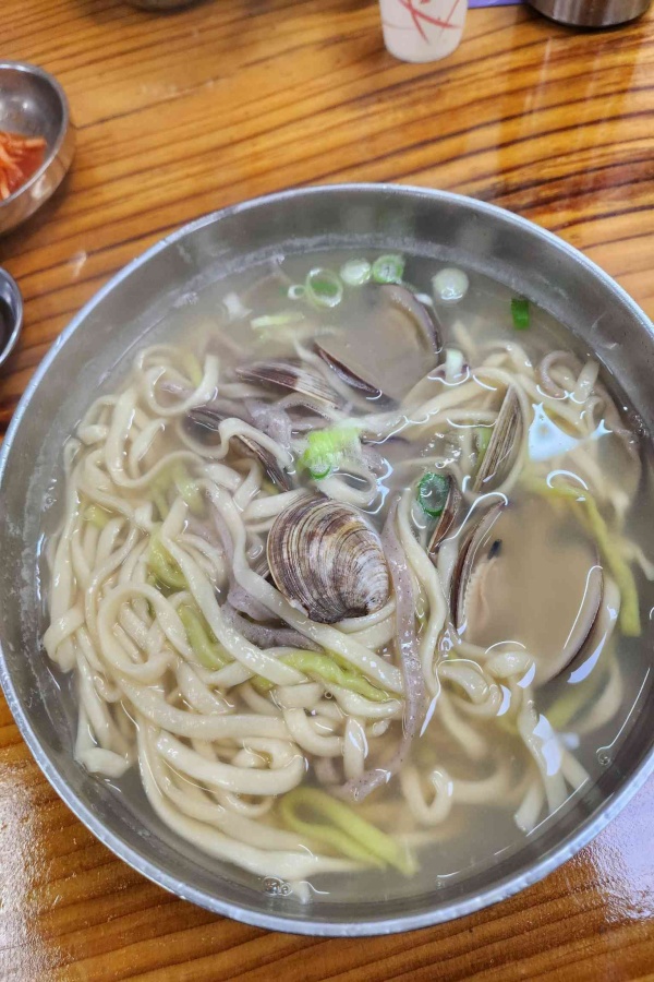 안산 이조칼국수는 흑미, 콩가루, 부추를 섞어 만든 알록달록한 삼색 칼국수로 유명한 곳이다.ⓒ경기관광공사