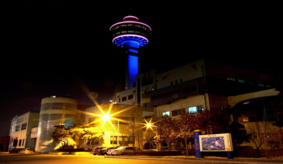 구리타워가 자리한 구리자원회수시설은 생활폐기물을 친환경적으로 소각&middot;처리하며 그 과정을 투명하게 공개하고 있는 시설이다. ⓒ 경기관광공사