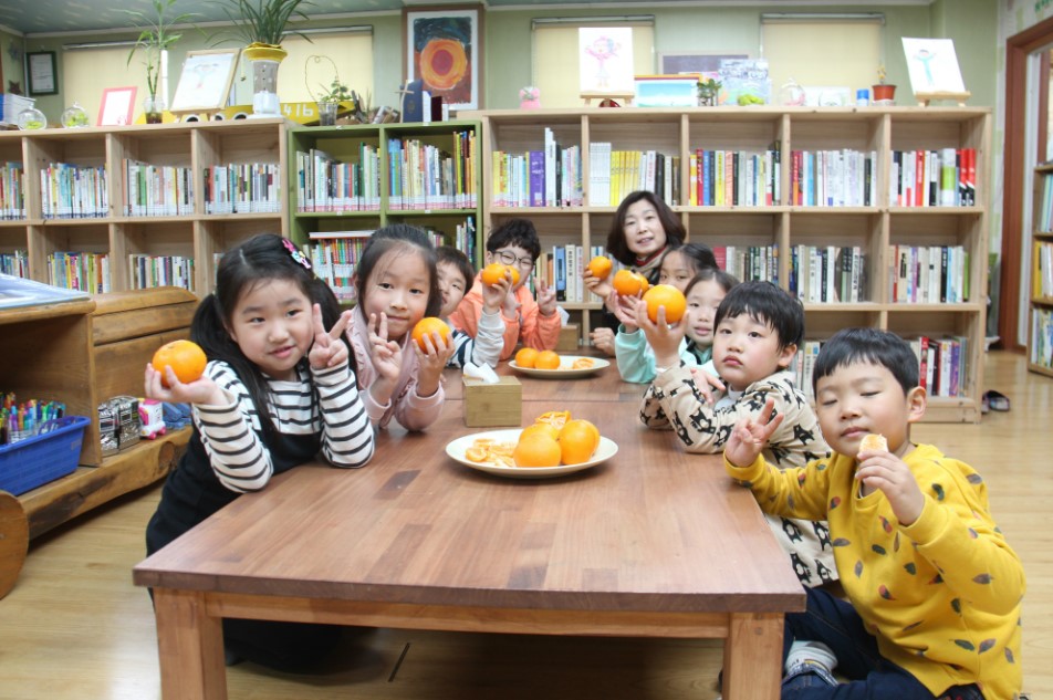 경기도는 올해 초등 돌봄&middot;교육(1~2학년) 참여 학생을 대상으로 국내에서 생산된 과일을 제공하는 사업을 추진한다. 자료사진. ⓒ경기뉴스광장