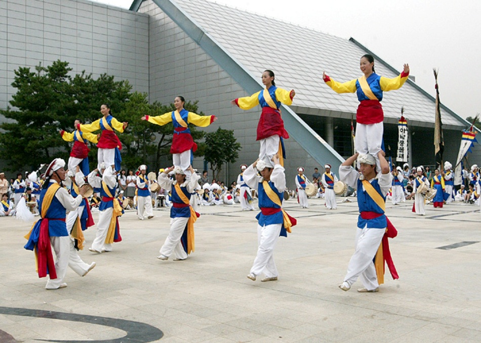 광명시는 5~11월 첫째 주와 셋째 주 월요일마다 서도소리와 광명농악을 공연한다. ⓒ국가유산청 누리집 