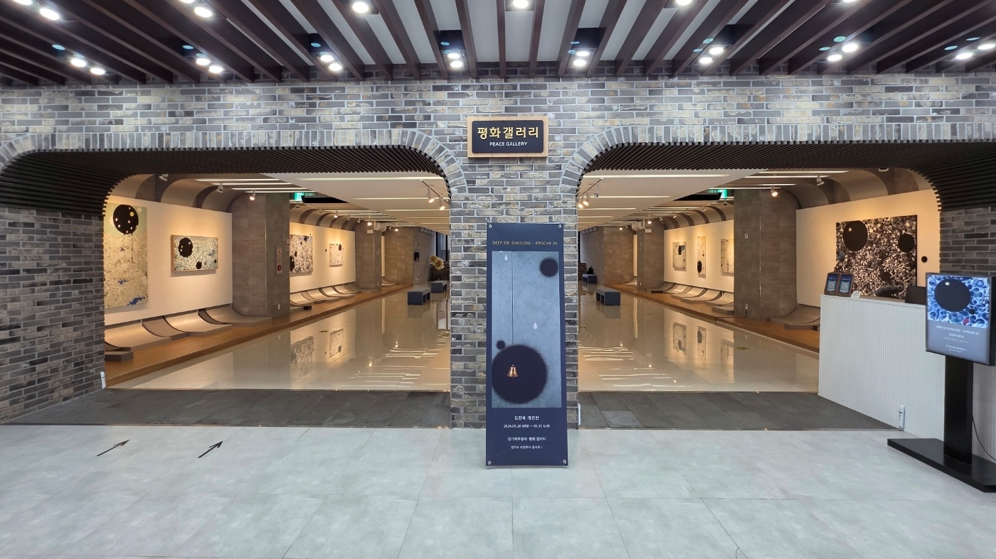 2019년 개관한 평화갤러리는 도민의 건전한 여가선용과 문화활동 증진을 위하여 만들어진 열린 공간으로, 매월 다양한 전시로 누구나 자유롭게 작품을 감상할 수 있는 곳이다. ⓒ 경기뉴스광장