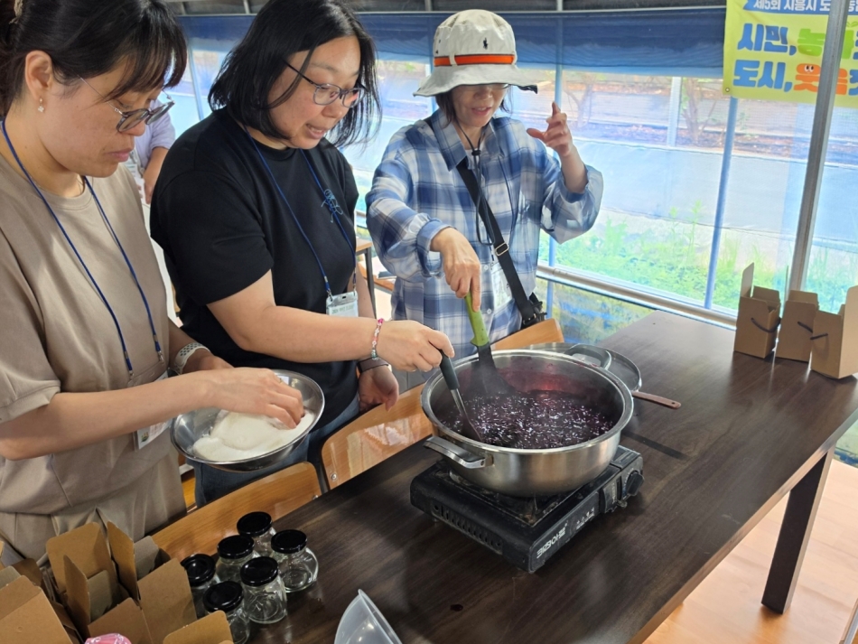 9일 시흥시 소재 친환경 블루베리 농가에서 학부모들이 체험을 하고 있다. ⓒ 경기뉴스광장