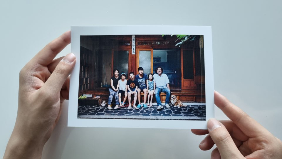 경기사진센터를 방문하면 참가자가 가족사진을 손에 들고 있는 모습을 촬영해 새로운 이미지 작품으로 기록할 수 있습니다. ⓒ 경기도청