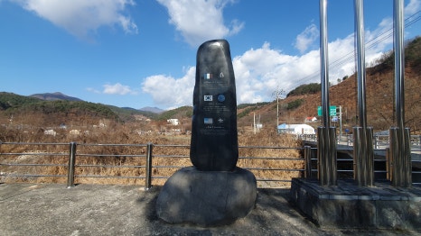 유엔군 프랑스대대 참전기념비는 1951년 1월 7일에서 12일까지 원주에서 중공군을 막아내고 지평리전투 등에서 큰 활약을 한 프랑스군을 위로하고자 건립한 기념비다. ⓒ 가평군 공식블로그 출처