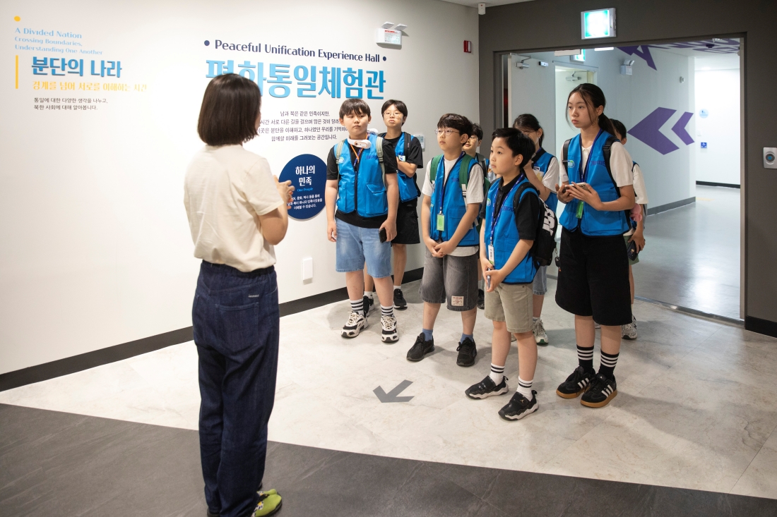 ▲ 김가민 해설사의 설명을 들으며 평화통일체험관을 둘러보고 있는 기자단 ⓒ 경기도