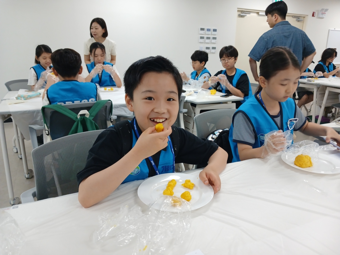 ▲ 펑펑이떡을 만들어 보고 맛보며 북한의 식문화를 체험하고 있는 기자 ⓒ 박재인 기자