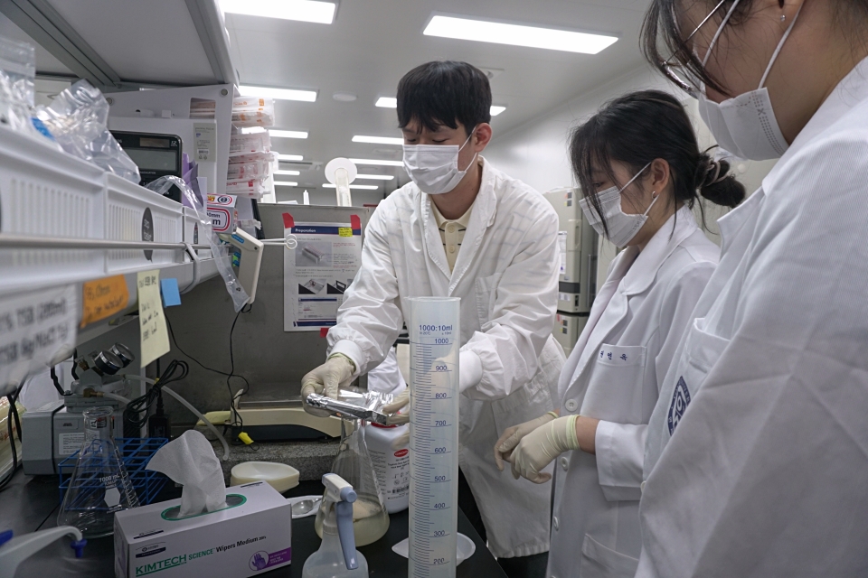 6일 경기도보건환경연구원에서 학생들이 실습을 하고 있다. ⓒ 경기뉴스광장