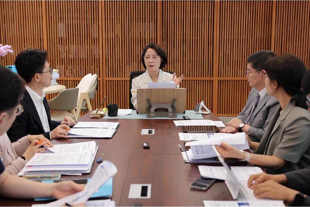 추미애 경기도지사는 15일 ‘제2차 반도체 초격차 전략회의’를 직접 주재하고 이같은 내용의 반도체 관련 현안을 점검했다. ⓒ 경기도청