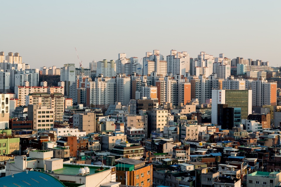 경기도가 7월부터 장기수선계획 수립 지원 대상을 기존 300세대 이상의 공동주택에서 승강기가 설치된 30세대 이상 소규모 아파트와 임대주택으로 확대했다. ⓒ 클립아트코리아