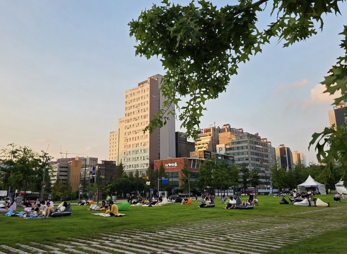 잔디밭영화제를 기다리는 관객들 ⓒ 유애형 기자
