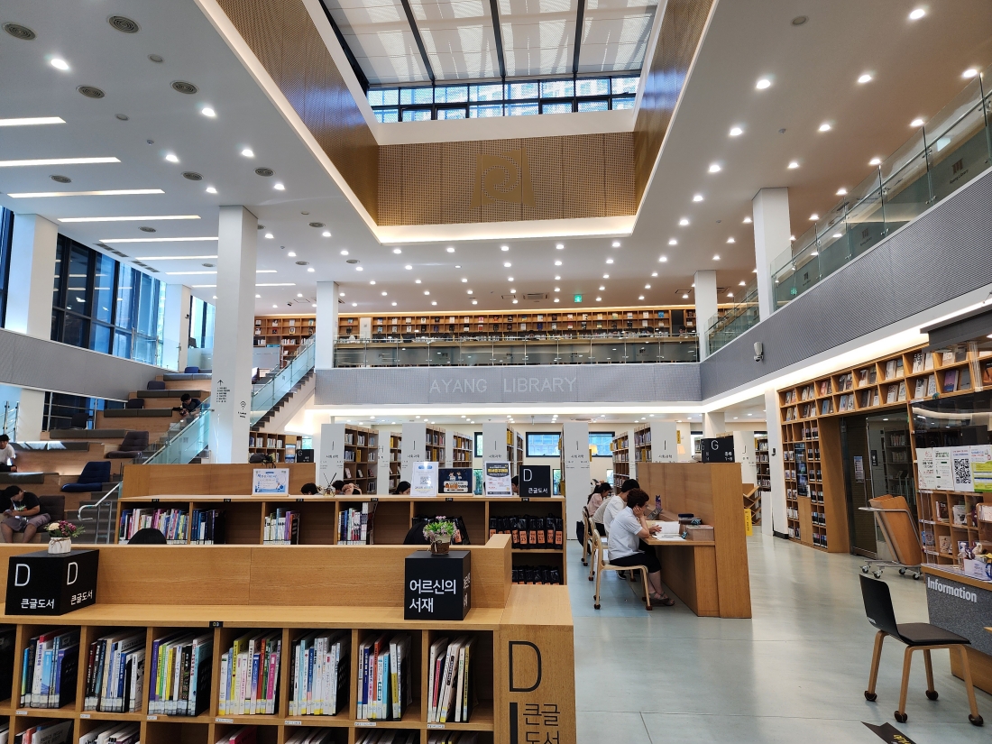 ▲ 입구 왼편, 2층으로 올라가는 계단에서도 책을 볼 수 있도록 활용했다. ⓒ 오승훈 기자