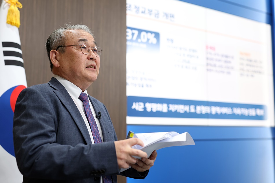 12일 오전 경기도청 브리핑룸에서 조임곤 TF 공동위원장이 재정혁신 TF관련 기자회견을 하고 있다. ⓒ 경기도청