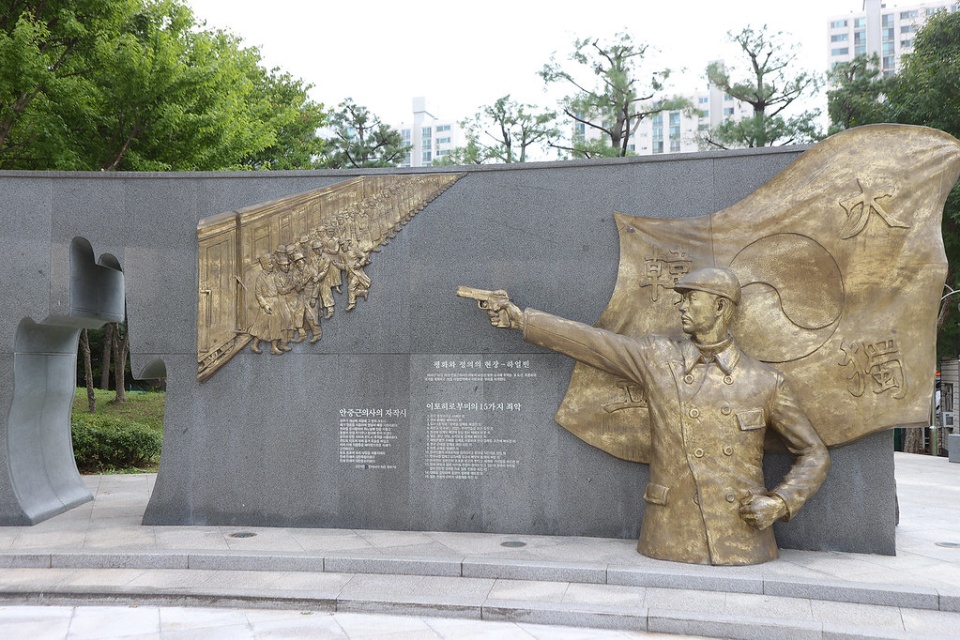 부천 안중근 공원은 안중근 의사의 동상과 그의 일대기를 조각물로 표현한 역사 체험 공원이다. ⓒ경기뉴스광장