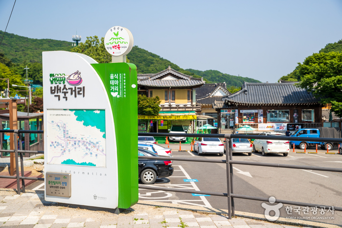 남한산성에서는 &lsquo;남한산성 전통 음식 마을&rsquo;을 만나볼 수 있다. 특히 이곳은 백숙으로 유명해 많은 사람이 찾는 곳이기도 하다. ⓒ 한국관광콘텐츠랩 출처