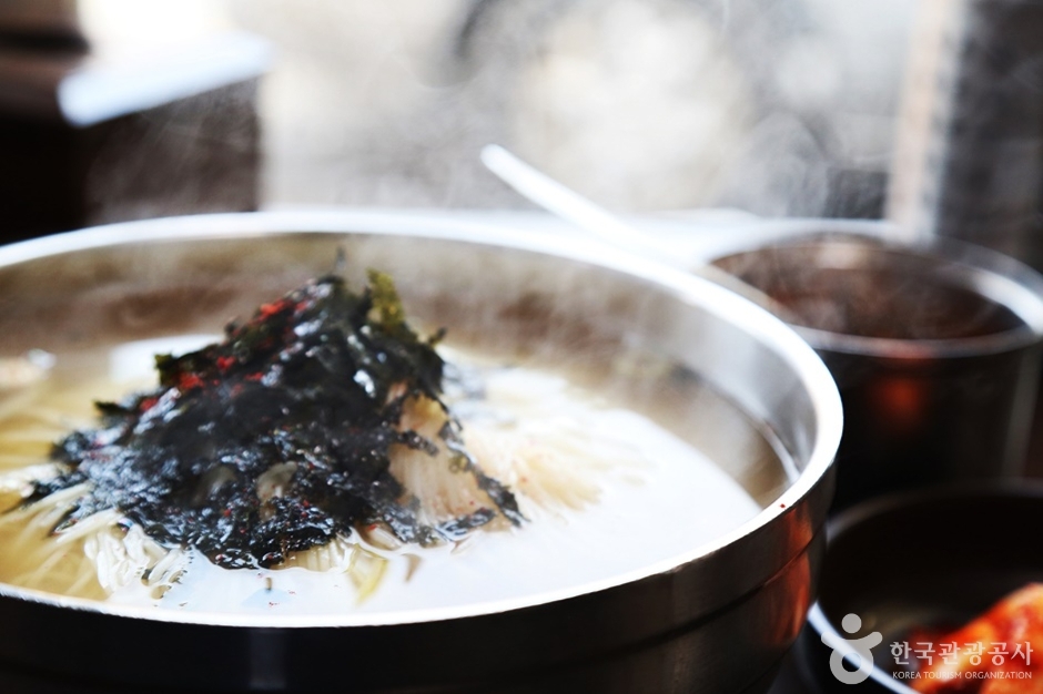 행주산성에 방문하면 꼭 먹어봐야 할 음식으로는 &lsquo;국수&rsquo;가 있다. ⓒ 한국관광콘텐츠랩 출처