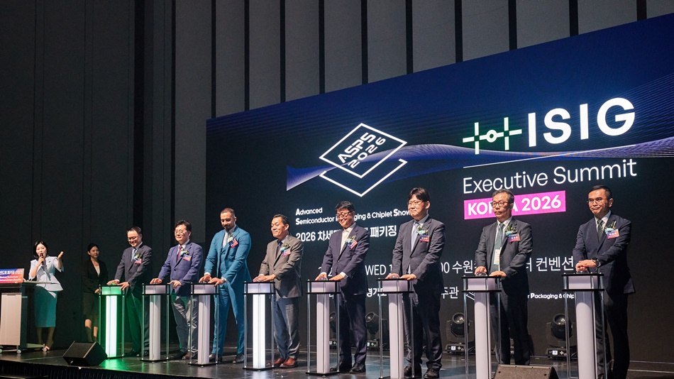 26일 오후 수원컨벤션센터에서 열린 2026 차세대 반도체 패키징 산업전(ASPS) 개막식에서 주형철 경제부지사가 개막 특별 세레머니 및 기념촬영을 하고 있다. ⓒ 경기뉴스광장 김지호