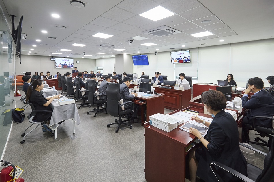 제12대 미래과학협력위원회가 8일 제2차 회의를 열고, 소관 조례안 등에 대해 논의하고 있다. ⓒ 경기도의회