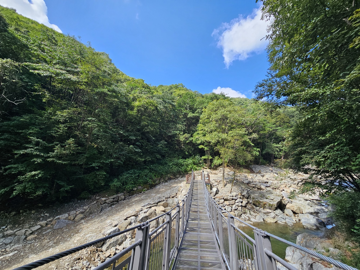 경기도 연인산도립공원이 집중호우로 피해를 입은 용추계곡 탐방로의 재해복구 공사를 마치고, 탐방로 9.5km 전 구간을 개통했습니다. ⓒ 경기도청