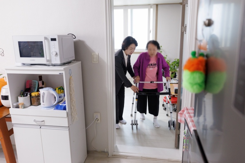 추미애 경기도지사가 17일 이천시 의료&middot;요양 통합돌봄 현장을 찾아 &ldquo;지역별로 앞선 통합돌봄 경험을 다른 시군도 활용할 수 있도록 경기도가 지원하겠다&rdquo;고 밝혔다.  ⓒ경기도청