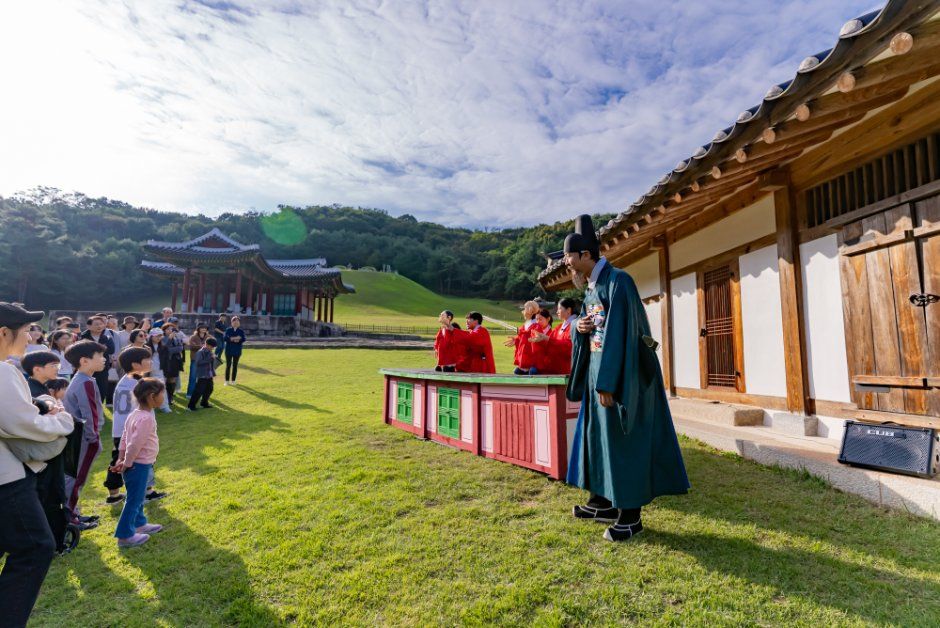 사진은 능참봉이 들려주는 왕릉 이야기의 모습. ⓒ 한국관광콘텐츠랩 출처