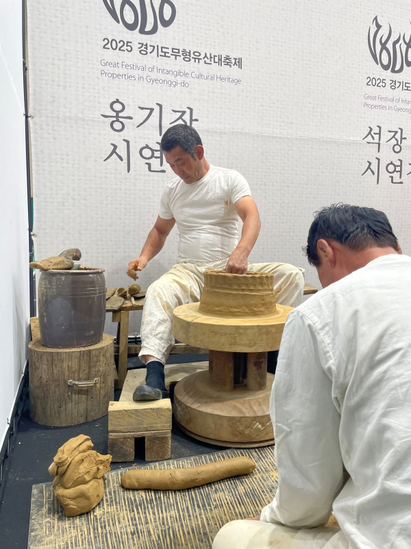 이번 행사 전시장에서는 전통 기술을 이어온 장인들의 작품과 함께 무형유산의 과거와 미래를 살펴볼 수 있도록 조성된 점이 특징이다. ⓒ 경기도청